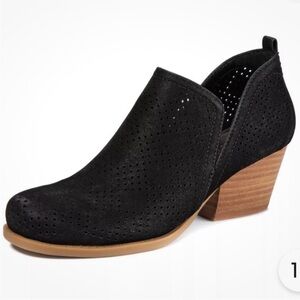 Baretraps Rizzo Black Perforated Ankle Boots Size 6.5